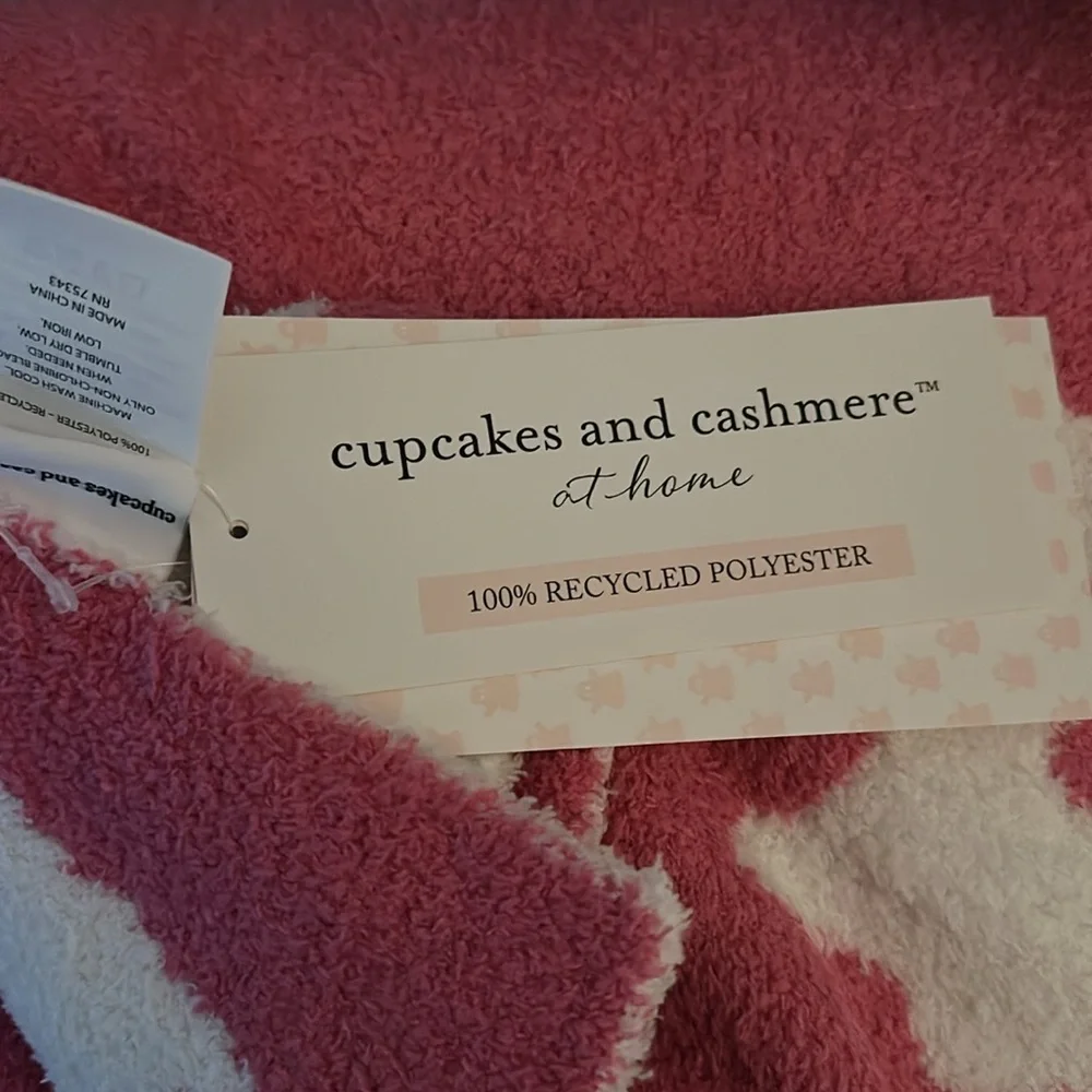 NWT Cupcakes and Cashmere feather ghosts throw